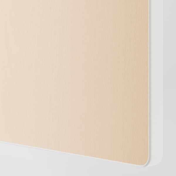 Primer pla d'un magatzem de fusta elegant i de color clar. Superfície llisa i d'alta qualitat amb vores arrodonides, que posa èmfasi en el disseny modern.