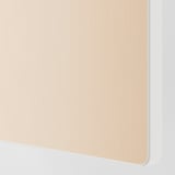 Primer pla d'un magatzem de fusta elegant i de color clar. Superfície llisa i d'alta qualitat amb vores arrodonides, que posa èmfasi en el disseny modern.