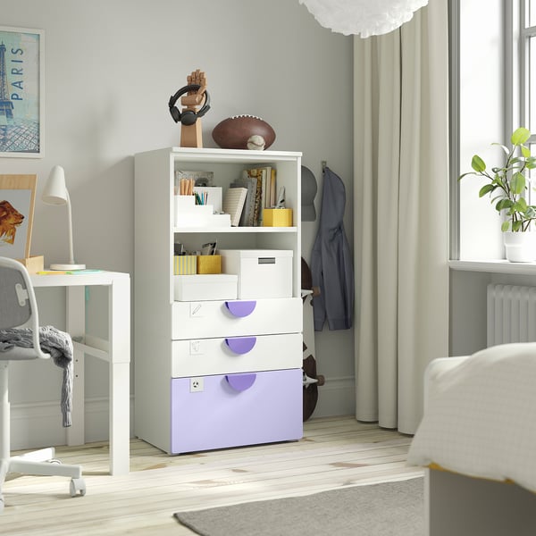 SMÅSTAD unitat a l'habitació, quatre calaixos, dues prestatgeries, lavanda i blanc, al costat de la finestra i l'escriptori, tiradors morats.