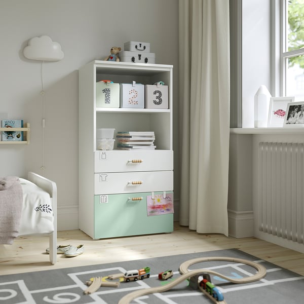 Habitació infantil amb prestatgeria SMÅSTAD, llit i tren de joguina.