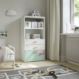 Habitació infantil amb prestatgeria SMÅSTAD, llit i tren de joguina.