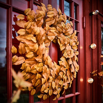 SMYCKA Corona de flors artificials, interior/exterior/fulla taronja, 75 cm