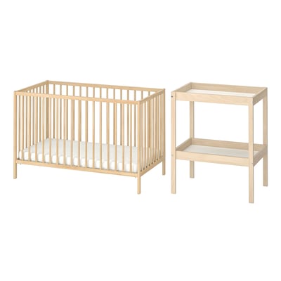 Bressol i canviador de fusta clara Ikea SNIGLAR amb matalàs.