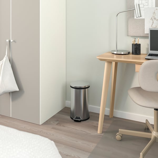 Contenidor SNÖRPA d'acer inoxidable a l'oficina moderna a casa.