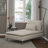 Habitació moderna amb chaise SÖDERHAMN al costat de la finestra, llum de peu, taula auxiliar i finestra drapejada.