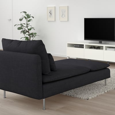 Chaise longue SÖDERHAMN: cadira moderna de tela negra amb dos coixins, potes primes, seient profund per a més comoditat.