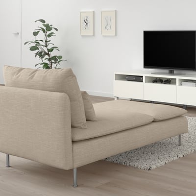 Chaise longue moderna de color beix SÖDERHAMN amb potes metàl·liques elegants, coixins suaus i teixit neutre, que ofereix un lloc de descans acollidor.