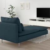 Sala d'estar moderna amb chaise longue SÖDERHAMN, suport de TV, TV de pantalla plana.