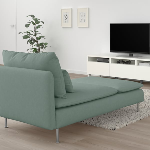 Chaise duquesa SÖDERHAMN turquesa en una sala d'estar moderna, perfecta per relaxar-se i veure la televisió.