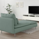 Chaise duquesa SÖDERHAMN turquesa en una sala d'estar moderna, perfecta per relaxar-se i veure la televisió.
