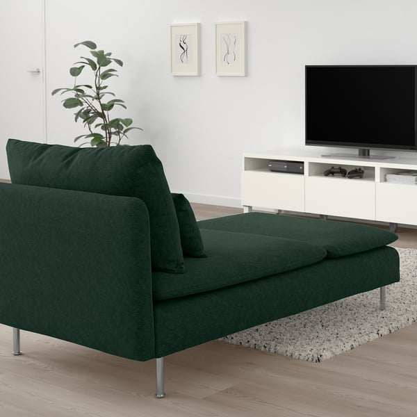 Sala d'estar moderna amb chaise verda, tv i planta.