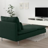 Sala d'estar moderna amb chaise verda, tv i planta.
