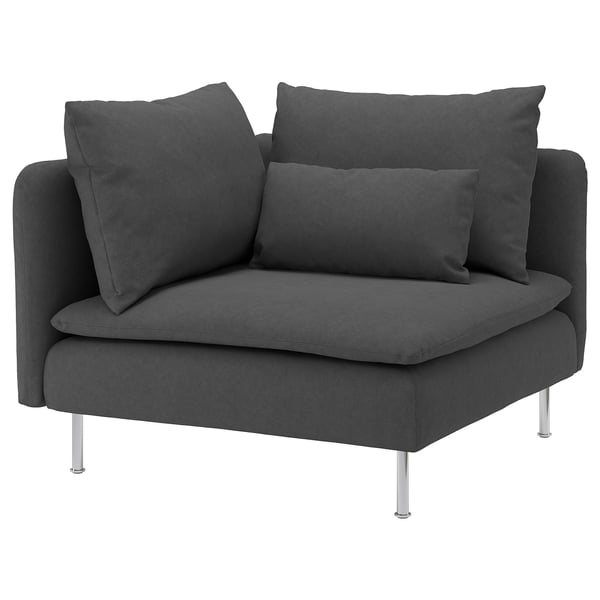 Còmode sofà gris fosc, cadira moderna amb potes metàl·liques elegants, coixins a joc, acollidora i elegant.