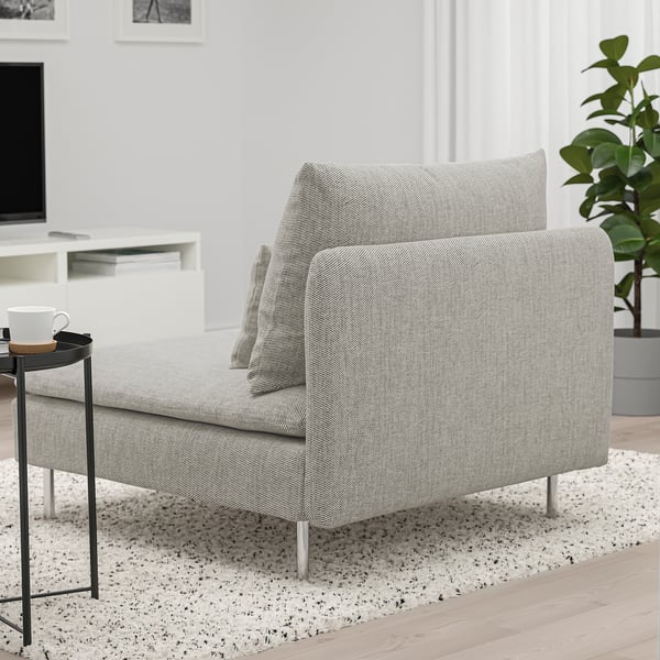 Sofà modern de tela gris clar amb potes altes i línies esveltes, perfecte per relaxar-se amb seients profunds.