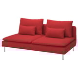 Sofà modern de color vermell brillant amb quatre coixins, seients baixos i profunds, potes altes, línies primes i un aspecte elegant i airejat.