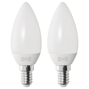 Dues bombetes led ikea SOLHETTA, de color blanc càlid, en forma de llàgrima, plàstic esmerilat.