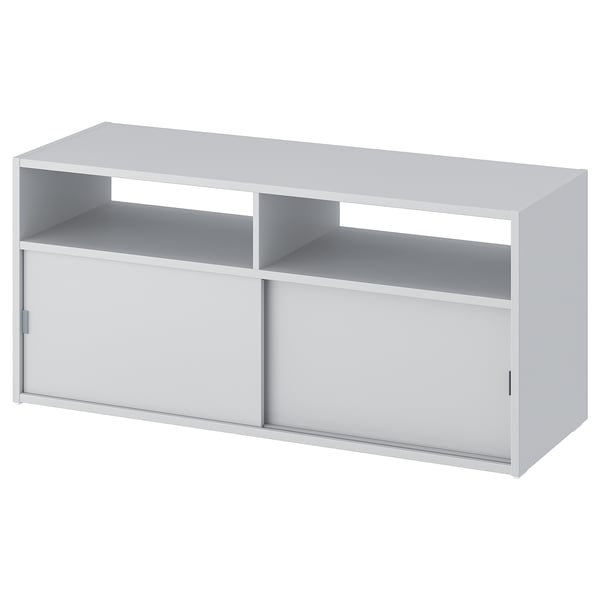 Un banc de televisió SPIKSMED blanc. Emmagatzematge obert i tancat amb portes corredisses per a un disseny elegant.