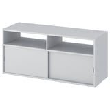 Un banc de televisió SPIKSMED blanc. Emmagatzematge obert i tancat amb portes corredisses per a un disseny elegant.