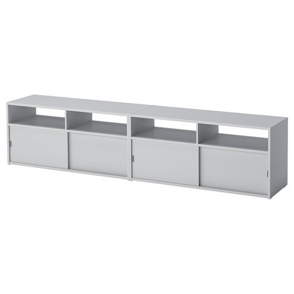 Un traster SPIKSMED blanc amb seccions obertes i tancades, portes corredisses i un disseny modern.