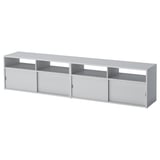 Un traster SPIKSMED blanc amb seccions obertes i tancades, portes corredisses i un disseny modern.