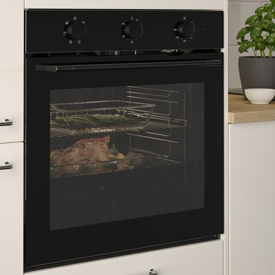 Forn encastat negre amb porta de vidre, cuina de grans plats de carn i verdures, amb distribució uniforme de la calor i múltiples reixetes de cocció.