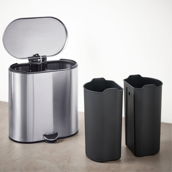 Contenidor de pedal d'acer inoxidable amb contenidors interiors per a la classificació de residus. Resistent i elegant amb una tapa de tancament suau. Disseny fàcil de moure amb voladís fàcil d'adherir.