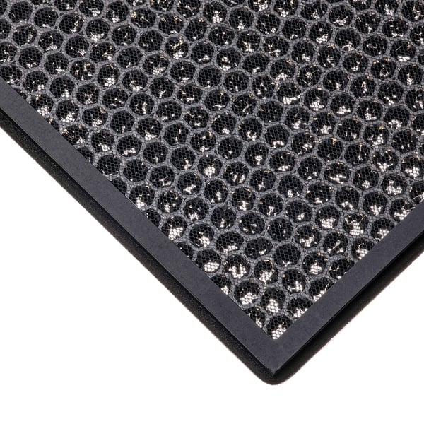 Filtre d'aire rectangular negre amb un patró de bresca d'abella que mostra alta qualitat i precisió.