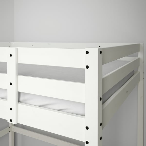 Llit altell blanc amb escala lateral, mostrant somier de llistons.