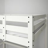 Llit altell blanc amb escala lateral, mostrant somier de llistons.