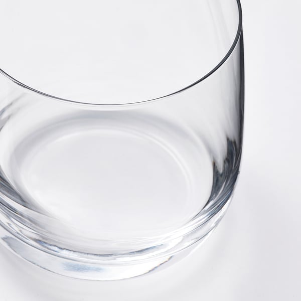 Primer pla d'un vidre clar i de vores llises amb una fina artesania, reflectint la llum, mostrant la seva qualitat cristal·lina.