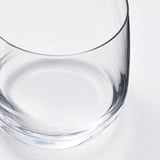 Primer pla d'un vidre clar i de vores llises amb una fina artesania, reflectint la llum, mostrant la seva qualitat cristal·lina.