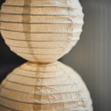 STRÅLA Llum taula LED, forma de bola a piles/blanc