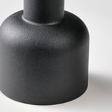 Llum de taula moderna negra de forma llisa i arrodonida.