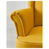 Butaca entapissada de color groc brillant que mostra peluix, amortiment de suport i respatller alt amb detall de braços enrotllats.