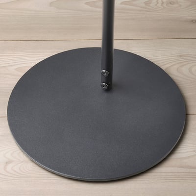 Altaveu wifi SYMFONISK al suport. Negre, rectangular, recobert de tela, base d'acer, disseny minimalista modern.