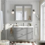 Bany gris modern: tocador TÄNNFORSEN, mirall, tovalloles, lavabo i aixeta. Lleuger, ampli i funcional.