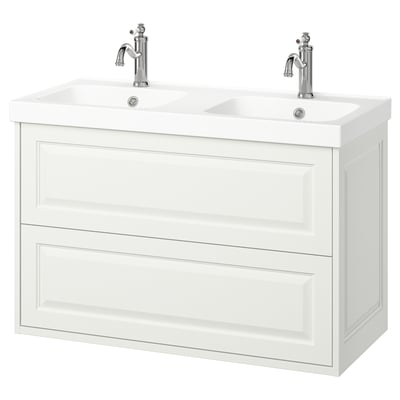 Un tocador blanc de doble lavabo TÄNNFORSEN amb dos calaixos i aixetes cromades.