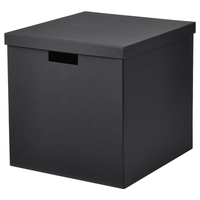 Una caixa de TJENA en negre. És de forma quadrada amb tapa i nanses, fabricat amb cartró reciclat.