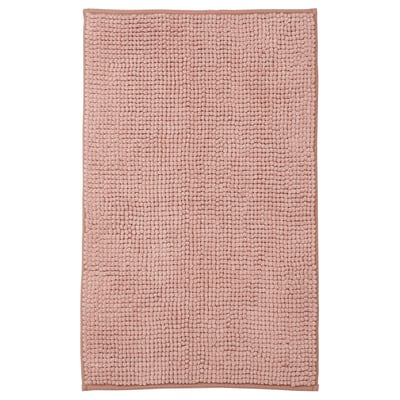 Una estora de bany TOFTBO en color beix. És rectangular, de peluix i està fabricat en polièster reciclat.
