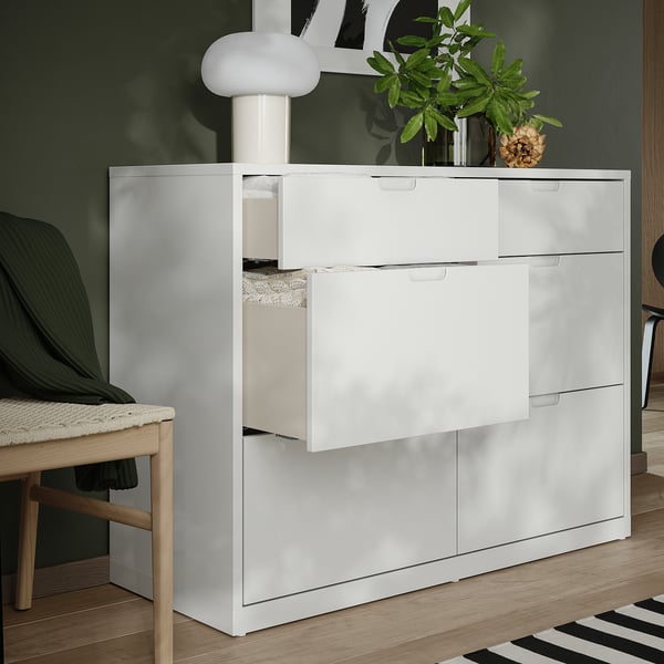 Cofre TONSTAD blanc amb 6 calaixos, disseny minimalista modern, fons de paret verd.