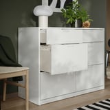 Cofre TONSTAD blanc amb 6 calaixos, disseny minimalista modern, fons de paret verd.