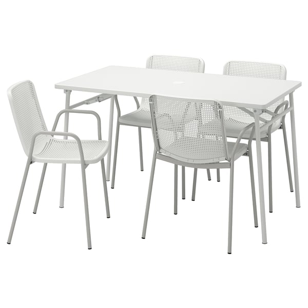 Conjunt de pati blanc modern amb estructura metàl·lica grisa, taula quadrada i quatre cadires.