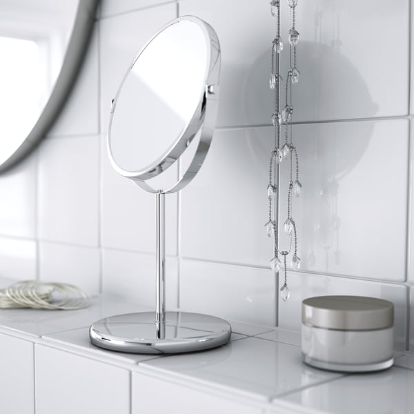 Un mirall de tocador elegant i de sobretaula amb base, amb un costat d'augment i un costat reflectant regular, ideal per maquillar-se o afaitar-se.