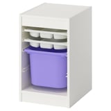 Un magatzem blanc ikea TROFAST amb envasos de plàstic morat i blau i safates de malla blanca.