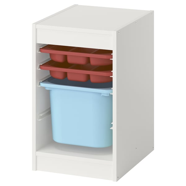 Traster TROFAST blanc amb contenidor blau i safates vermelles. Articles organitzats per a nens.