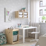 Zona d'estudi infantil moderna amb escriptori i cadira TROFAST, emmagatzematge de joguines, obres d'art i finestra.