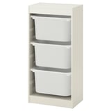 Un traster TROFAST blanc trencat amb tres contenidors de plàstic blanc. Té un disseny modern i minimalista amb un marc de fusta.