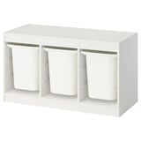 Moble d'emmagatzematge infantil blanc Ikea TROFAST amb tres contenidors quadrats.