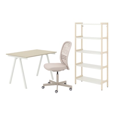 Oficina a casa amb escriptori beix i blanc, cadira ergonòmica i prestatgeria.