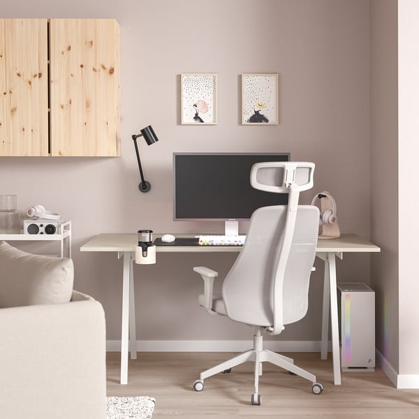 Oficina minimalista a casa: escriptori i cadira TROTTEN blancs, equipats amb monitor, altaveus i llum. Decoració neutra amb art mural.